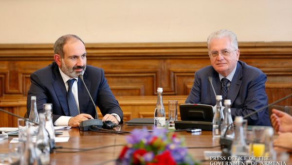 Премьер-министр Армении Никол Пашинян встретился с российскими деятелями культуры (27 июля 2018). Санкт-Петербург - Sputnik Армения