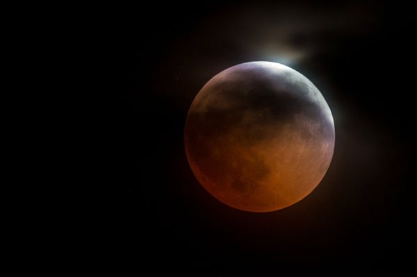 Луна во время затмения над горой Ай-Петри в Крыму - Sputnik Армения