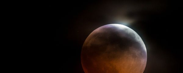 Луна во время затмения над горой Ай-Петри в Крыму Луна во время затмения над горой Ай-Петри в Крыму - Sputnik Армения