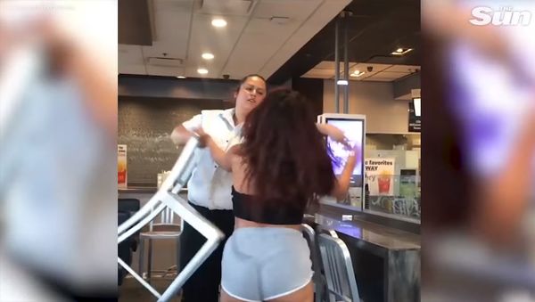 Сотрудницы McDonald's жестоко избили клиентку - Sputnik Армения