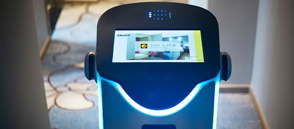 Робот с системмой распознования лиц в отеле Smart LYZ - Sputnik Армения