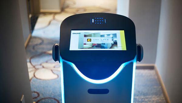 Робот с системмой распознования лиц в отеле Smart LYZ - Sputnik Армения