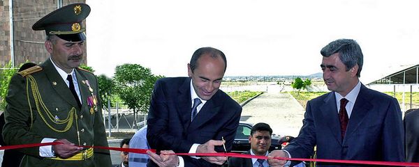 Второй президент Армении Роберт Кочарян и министр обороны Серж Саргсян на открытии новой столовой в воинкой части (2003 год) Второй президент Армении Роберт Кочарян и министр обороны Серж Саргсян на открытии новой столовой в воинкой части (2003 год) - Sputnik Армения