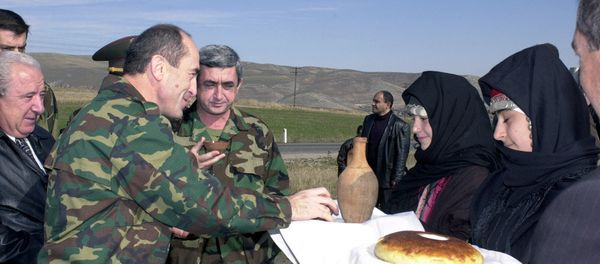 Рабочий визит второго президента Армении Роберта Кочаряна в Карабах (2002 год) Рабочий визит второго президента Армении Роберта Кочаряна в Карабах (2002 год) - Sputnik Армения
