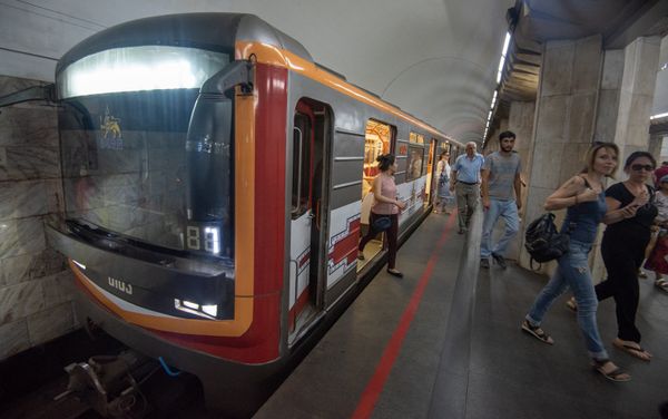 Новый дизайн вагонов ереванского метрополитена - Sputnik Армения