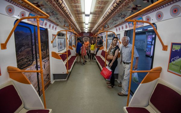 Новый дизайн вагонов ереванского метрополитена - Sputnik Армения