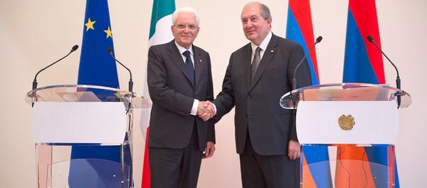 Президенты Армении и Италии Армен Саркисян и Серджо Маттарелла на совместной пресс-конференции (30 июля 2018). Еревaн Президенты Армении и Италии Армен Саркисян и Серджо Маттарелла на совместной пресс-конференции (30 июля 2018). Еревaн - Sputnik Армения