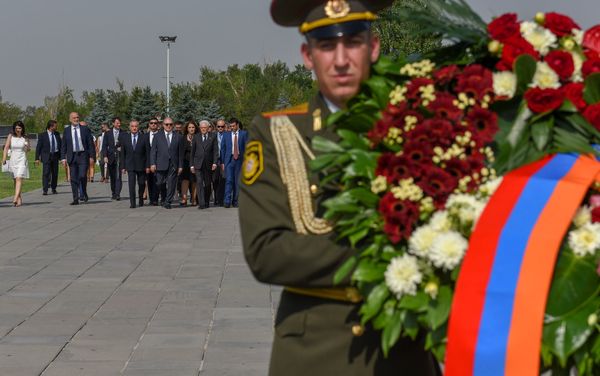 Президенты Армении и Италии Армен Саркисян и Серджио Матарелла посетили мемориальный комплекс Цицернакаберд (31 июля 2018). Еревaн - Sputnik Армения