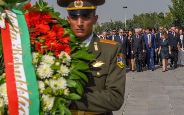 Президенты Армении и Италии Армен Саркисян и Серджио Матарелла посетили мемориальный комплекс Цицернакаберд (31 июля 2018). Еревaн - Sputnik Армения
