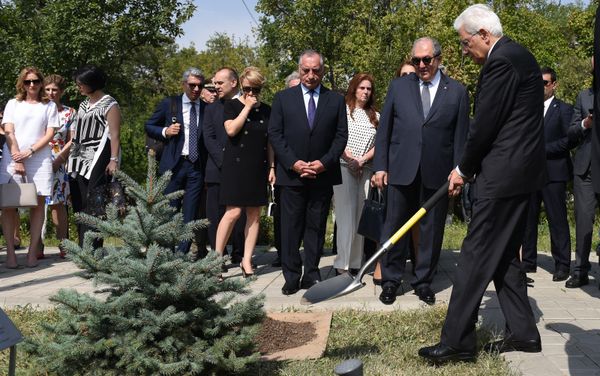 Президенты Армении и Италии Армен Саркисян и Серджио Матарелла посетили мемориальный комплекс Цицернакаберд (31 июля 2018). Еревaн - Sputnik Армения
