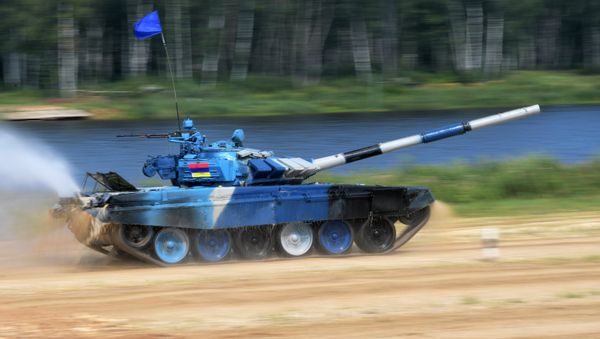 Танк команды армии Армении в индивидуальной гонке международных соревнований Танковый биатлон-2018 на подмосковном полигоне Алабино. - Sputnik Армения