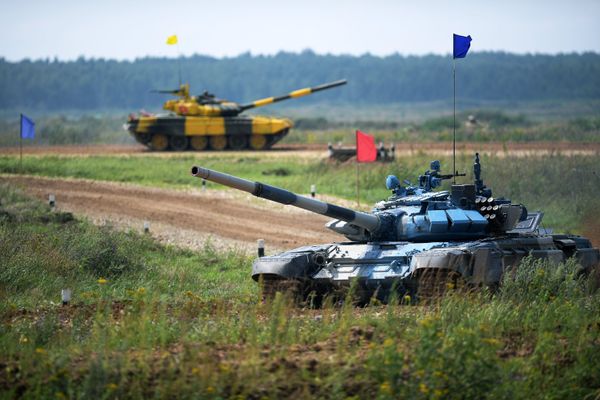Танки команды армии Армении (на первом плане) и Вьетнама в индивидуальной гонке международных соревнований Танковый биатлон-2018 на подмосковном полигоне Алабино. Танки команды армии Армении (на первом плане) и Вьетнама в индивидуальной гонке международных соревнований Танковый биатлон-2018 на подмосковном полигоне Алабино. - Sputnik Армения