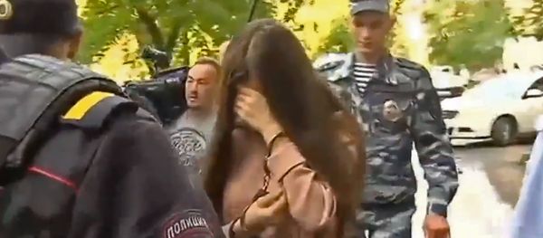Сестры Хачатурян перед здание суда Сестры Хачатурян перед здание суда - Sputnik Армения