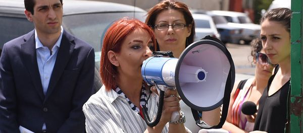 Член фракции Елк Ани Самсонян на акции протеста перед компанией Sanitek (1 августа 2018). Еревaн Член фракции Елк Ани Самсонян на акции протеста перед компанией Sanitek (1 августа 2018). Еревaн - Sputnik Армения