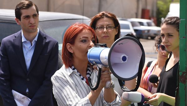 Член фракции Елк Ани Самсонян на акции протеста перед компанией Sanitek (1 августа 2018). Еревaн Член фракции Елк Ани Самсонян на акции протеста перед компанией Sanitek (1 августа 2018). Еревaн - Sputnik Армения