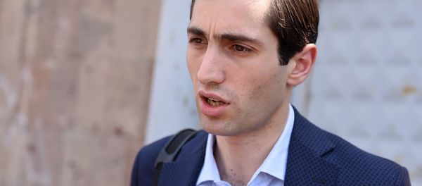 Член фракции Елк Давид Хажакян на акции протеста перед компанией Sanitek (1 августа 2018). Еревaн - Sputnik Армения