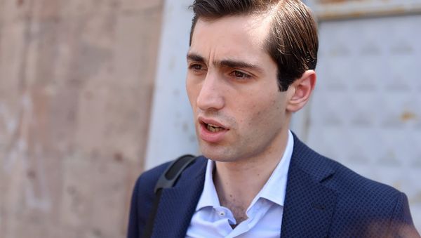 Член фракции Елк Давид Хажакян на акции протеста перед компанией Sanitek (1 августа 2018). Еревaн - Sputnik Армения
