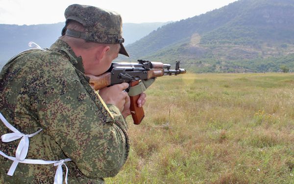 В Армении в международном конкурсе «Воин содружества-2018» определился самый меткий участник на этапе «Снайпер» В Армении в международном конкурсе «Воин содружества-2018» определился самый меткий участник на этапе «Снайпер» - Sputnik Армения