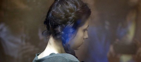 Задержанная по обвинению в убийстве отца 18-летняя Кристина Хачатурян во время избрания меры пресечения в Останкинском суде (30 июля 2018). Москвa - Sputnik Армения