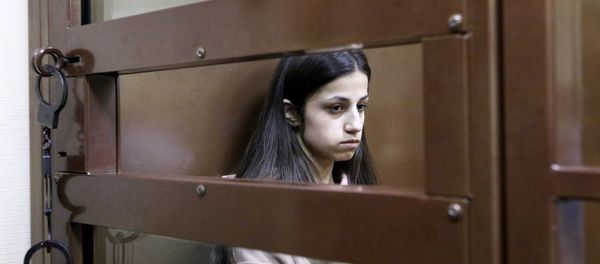 Задержанная по обвинению в убийстве отца 19-летняя Ангелина Хачатурян во время избрания меры пресечения в Останкинском суде (30 июля 2018). Москвa - Sputnik Армения
