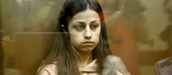 Задержанная по обвинению в убийстве отца 19-летняя Ангелина Хачатурян во время избрания меры пресечения в Останкинском суде (30 июля 2018). Москвa Задержанная по обвинению в убийстве отца 19-летняя Ангелина Хачатурян во время избрания меры пресечения в Останкинском суде (30 июля 2018). Москвa - Sputnik Армения