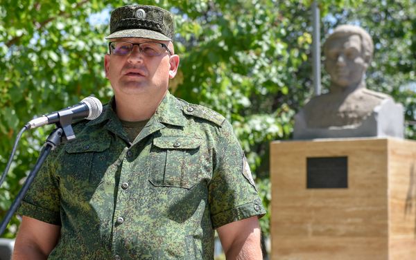 Начальник Арташатского погранотряда, полковник Юрий Урванов во время торжественных мероприятий в честь 70-летия подвига Александра Корякова (2 августа 2018). Арарaт Начальник Арташатского погранотряда, полковник Юрий Урванов во время торжественных мероприятий в честь 70-летия подвига Александра Корякова (2 августа 2018). Арарaт - Sputnik Армения