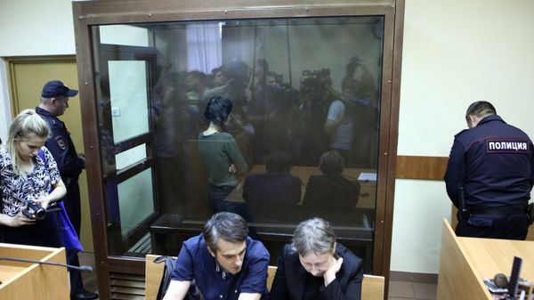 Задержанная по обвинению в убийстве отца 18-летняя Кристина Хачатурян во время избрания меры пресечения в Останкинском суде (30 июля 2018). Москвa - Sputnik Армения