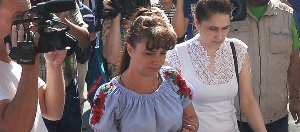 Мать сестер Хачатурян (справа), обвиняемых в убийстве своего отца, около Останкинского суда (2 августа 2018). Москвa - Sputnik Армения