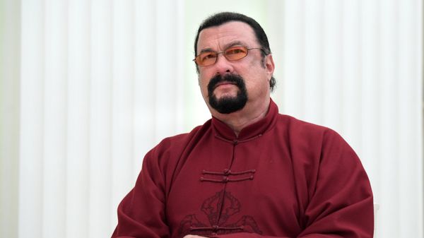 Американский актёр Стивен Сигал перед встречей с президентом РФ Владимиром Путиным в Кремле. - Sputnik Армения