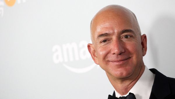 Генеральный директор Amazon.com, Inc. Джефф Безос во время Amazon Emmy Award (18 сентября 2016). Западный Голливуд, Калифорния Генеральный директор Amazon.com, Inc. Джефф Безос во время Amazon Emmy Award (18 сентября 2016). Западный Голливуд, Калифорния - Sputnik Армения