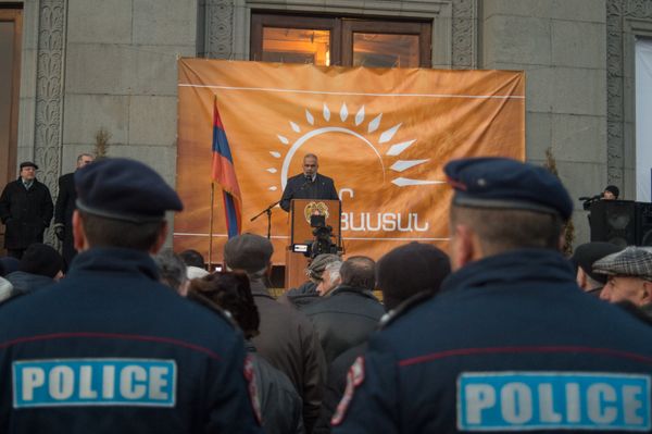 Митинг оппозиционных сил на площади Свободы. Раффи Ованнисян выступает с речью - Sputnik Армения