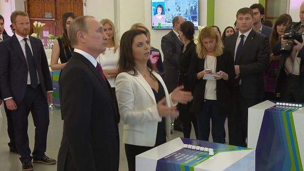 СПУТНИК_Выставка в честь юбилея RT: визит Путина и видеообращение Ларри Кинга - Sputnik Армения