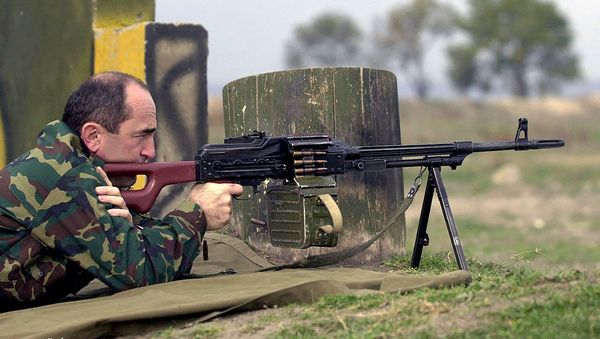 Второй Президент Армении Роберт Кочарян во время посещения воинской части (2006 год) - Sputnik Армения