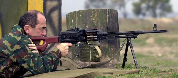 Второй Президент Армении Роберт Кочарян во время посещения воинской части (2006 год) - Sputnik Армения