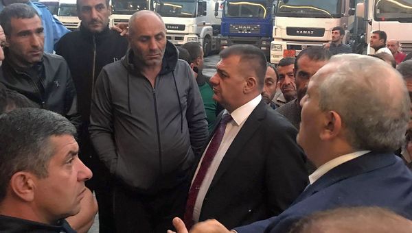 Министр транспорта, связи и ИТ Ашот Акобян побеседовал с армянскими водителями в Верхнем Ларсе (6 августа 2018). Грузия Министр транспорта, связи и ИТ Ашот Акобян побеседовал с армянскими водителями в Верхнем Ларсе (6 августа 2018). Грузия - Sputnik Армения