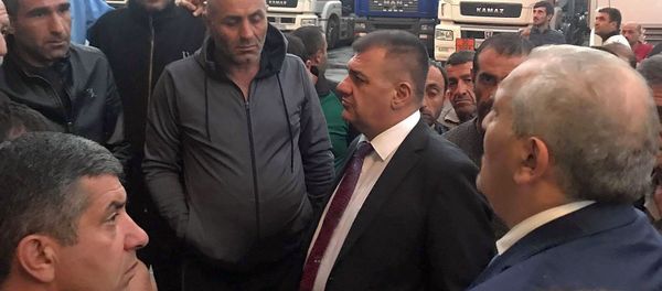 Министр транспорта, связи и ИТ Ашот Акобян побеседовал с армянскими водителями в Верхнем Ларсе (6 августа 2018). Грузия - Sputnik Армения