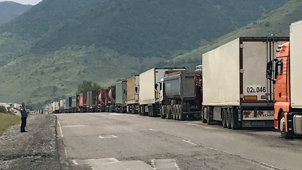 Многокилометровая очередь на грузино-российской границе Верхний Ларс - Sputnik Армения