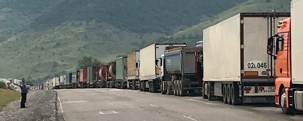 Многокилометровая очередь на грузино-российской границе Верхний Ларс Многокилометровая очередь на грузино-российской границе Верхний Ларс - Sputnik Армения