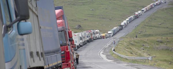 Дальнобойщики несколько дней стоят в огромной очереди у грузино-российской границы Дальнобойщики несколько дней стоят в огромной очереди у грузино-российской границы - Sputnik Армения