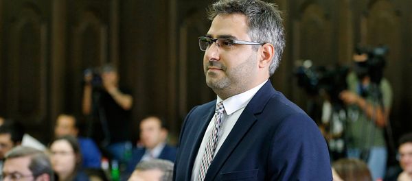 Глава гос.комитета кадастра недвижимости Сарат Петросян на заседании Правительства (9 августа 2018). Еревaн Глава гос.комитета кадастра недвижимости Сарат Петросян на заседании Правительства (9 августа 2018). Еревaн - Sputnik Армения