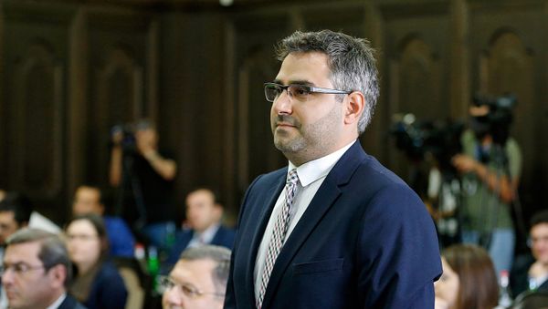 Глава гос.комитета кадастра недвижимости Сарат Петросян на заседании Правительства (9 августа 2018). Еревaн - Sputnik Армения