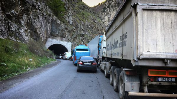Многокилометровая пробка из автомобилей с российской стороны на границе с Грузией у КПП Верхний Ларс - Sputnik Армения