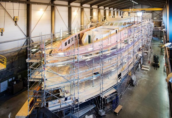 Работающие на яхте люди, строящейся на верфи Heesen Yachts (8 августа 2018). Осс, Нидерланды Работающие на яхте люди, строящейся на верфи Heesen Yachts (8 августа 2018). Осс, Нидерланды - Sputnik Армения