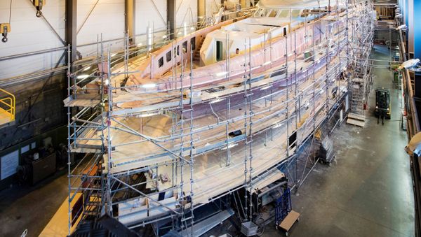 Работающие на яхте люди, строящейся на верфи Heesen Yachts (8 августа 2018). Осс, Нидерланды - Sputnik Армения