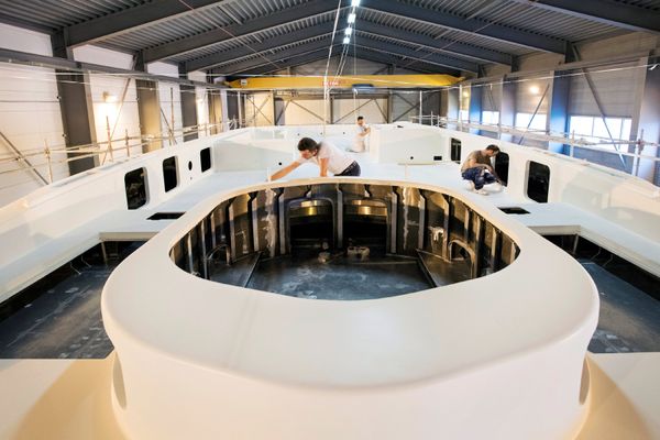 Работающие на яхте люди, строящейся на верфи Heesen Yachts (8 августа 2018). Осс, Нидерланды Работающие на яхте люди, строящейся на верфи Heesen Yachts (8 августа 2018). Осс, Нидерланды - Sputnik Армения