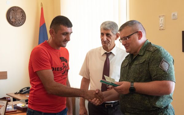 Начальник Арташатского погранотряда, полковник Юрий Урванов вручил медали жителям Араратской области за помощь пограничникам Начальник Арташатского погранотряда, полковник Юрий Урванов вручил медали жителям Араратской области за помощь пограничникам - Sputnik Армения