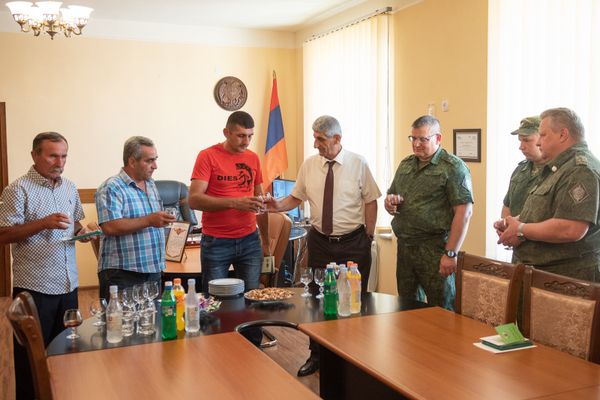 Начальник Арташатского погранотряда, полковник Юрий Урванов вручил медали жителям Араратской области за помощь пограничникам - Sputnik Արմենիա