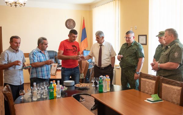 Начальник Арташатского погранотряда, полковник Юрий Урванов вручил медали жителям Араратской области за помощь пограничникам Начальник Арташатского погранотряда, полковник Юрий Урванов вручил медали жителям Араратской области за помощь пограничникам - Sputnik Армения