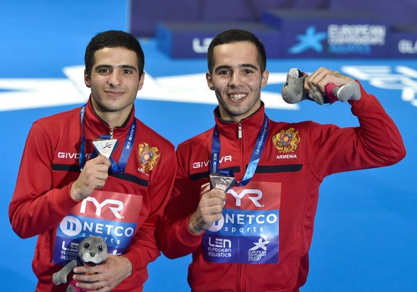Чемпионат Европы по водным видам спорта 2018. Прыжки в воду. Бронзовые призеры по синхронным прыжкам (мужчины, 10 метров) Владимир Арутюнян и Лев Саркисян (9 августа 2018). Эдинбург - Sputnik Армения