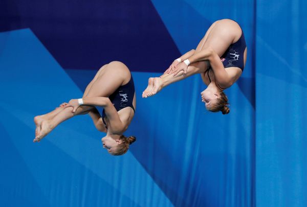 Чемпионат Европы по водным видам спорта 2018. Прыжки в воду. Финал синхронных прыжков, женщины, 10 метров. Туксен Энн Вильде и Хелле Туксен, Норвегия (7 августа 2018) Эдинбург - Sputnik Армения